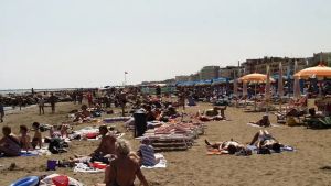 Caorle, donna colpita da un malore muore in spiaggia