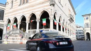 Udine, devasta auto in sosta e aggredisce un carabiniere: arrestato