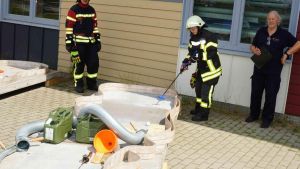 Feuer frei für den Minigolf-Spaß: Hier haben nicht nur Feuerwehrleute ihren Spaß