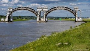 Rijkswaterstaat zet de ‘kraan van Nederland’ bij Driel open