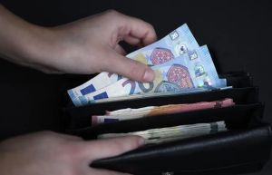 Les difficultés financières peuvent laisser une empreinte durable sur le cerveau, révèle une étude menée sur 80 ans