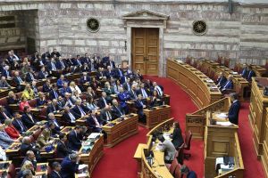 Προσπαθούν να φέρουν τους θεσμούς στα μέτρα τους