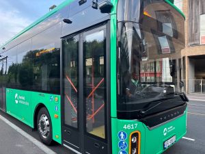 På bussholdeplassen var det ingen rutetabell å se