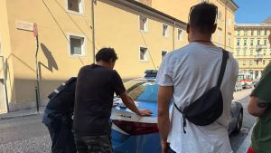 Operazione della polizia in via del Bosco a Trieste: si cerca il responsabile del furto ai commercianti