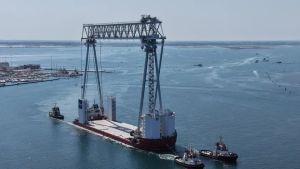 La maxi gru Cimolai è partita da Chioggia, arriverà a Monfalcone
