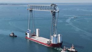 La partenza della maxi gru da Chioggia verso Monfalcone: ecco le immagini