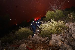 « La lutte contre les feux est inégale » : malgré l’entrée en scène des avions bombardiers à eau, la Grèce toujours en proie aux incendies