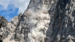 Le Dolomiti scricchiolano: crolli, distacchi e colate detritiche