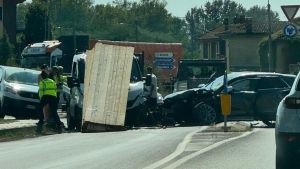Scontro tra un furgone e un’auto sulla Padana Inferiore tra Broni e Stradella: tre feriti