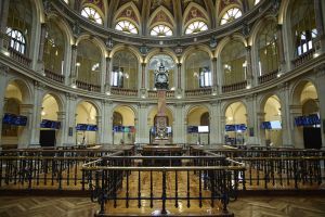 El IBEX 35 roza los 20.000 puntos con el petróleo en caída libre