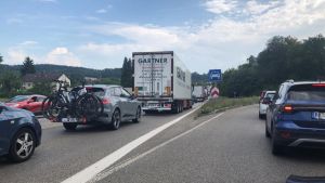 Motorradfahrer wird bei Unfall auf der B31 verletzt