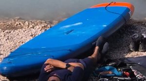 Con il sup sul lago del Sorapiss, ma c’è il divieto di balneazione