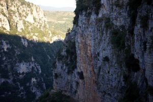 Ιωάννινα: Νεκρός σε χαράδρα 20χρονος – Ο φίλος του λέει ότι δεν είχαν λεφτά, γυρνούσαν με τα πόδια από Αλβανία στην Ελλάδα