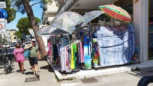 Lo strano caso del negozio che è bazar di giorno e sexy shop di sera