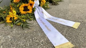 Blomster foran værtshus vakte bekymring: Der er en særlig historie bag bukettern...