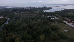 Fanno il bagno nell’area dei Pili, interviene la polizia lagunare