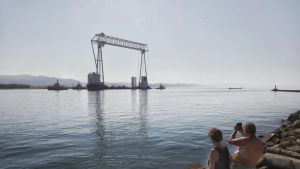 Dopo 14 ore di viaggio in mare arriva a Monfalcone la maxi gru partita da Chioggia