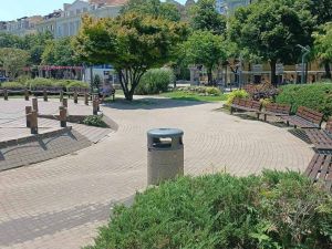 След алармата на Флагман.БГ светкавично почистиха градинката в центъра на Бургас (СНИМКИ)