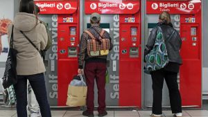 Trappola in stazione alla biglietteria automatica: scoperte macchinette manomesse per clonare i bancomat