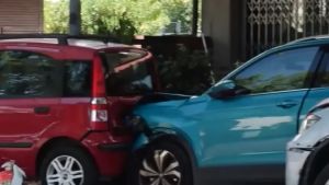 Udine, perde il controllo della Bmw e travolge altre quattro auto parcheggiate: ferita una ragazza