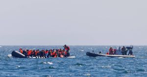 Autoridades francesas e britânicas resgatam 157 migrantes após incêndio em barco no Canal da Mancha