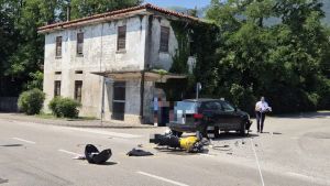 Aviano, scontro tra auto e moto: motociclista portato in ospedale con l'elisoccorso
