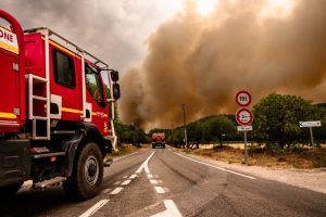 300 pompiers mobilisés dans la Drôme, 16 départements maintenus en vigilance orange canicule, le Var toujours en proie aux flammes… Les dernières informations sur les incendies