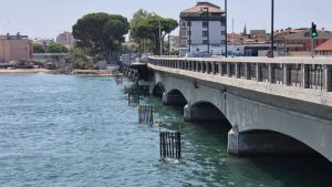 Nuovo ponte ciclabile di Grado, dopo i piloni è l’ora dei sostegni “alti”