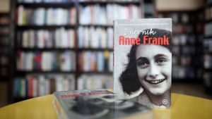Da jeg stod på mindestedet for kz-lejren, kunne jeg næsten ikke få luft. Vi skal huske Anne Franks skæbne