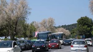 Tamponamento a catena in viale Miramare: coinvolto un bus APT, un ferito lieve