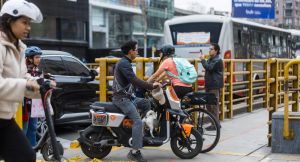 Fiscalización a motos eléctricas: vehículos continúan invadiendo vías y sin operativos policiales pese a anuncio