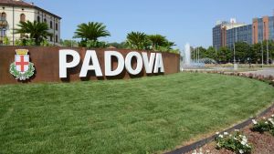 La rotatoria della Stanga si rinnova: la scritta “Padova” illuminata tra fiori e palme
