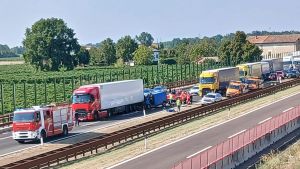 Tamponamento in autostrada contro un camion. A bordo del furgone 2 colleghi di lavoro: uno è morto, l’altro ferito