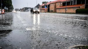 DMI advarer: Kraftige regn- og tordenbyger på vej