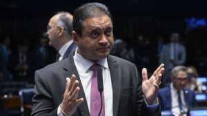 Estar enroscado em escândalo é requisito para ser líder do governo Lula no Congresso?