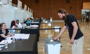 Sodniška zaušnica vladi: na referendum že z lokalnimi volitvami?