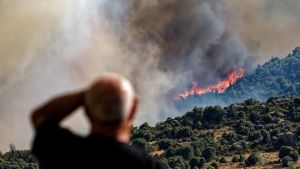 Trabajar mientras arde la casa: la paradoja de una generación que conoce la crisis climática pero aún alimenta el fuego