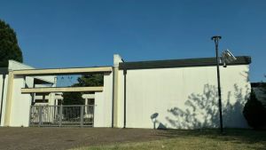 Molla i rifiuti in cimitero ad Abano, scatta la lite