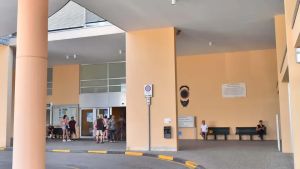 Minacce e urla al pronto soccorso di Palmanova: medico sferra un pugno al paziente