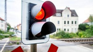 Bahnschranken defekt - Stadt nach Blitzeinschlag zweigeteilt