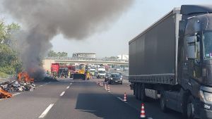 A1, tir in fiamme a Modena Nord. Traffico in tilt per quattro ore