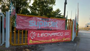 Superjet, salta lo stipendio di luglio: le immagini del presidio ai cancelli Leonardo