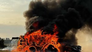 Se video: Mejetærsker opslugt af flammer