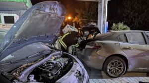 Cortellazzo, due auto si scontrano e finiscono contro un distributore