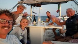 Veneziani in barca a vela in Grecia salvano un naufrago