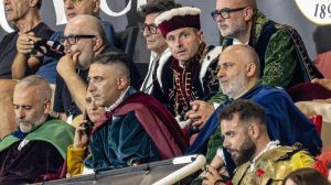 Sindaco e altri quintanari allo stadio con gli abiti storici della rievocazione: “Bisogna fare chiarezza”
