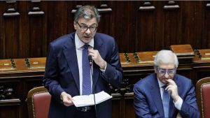 “Non lasciate solo il soldato Giorgetti”. Lo spettro delle diserzioni dei ministri e dei banchi vuoti di governo