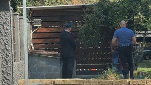 Monfalcone, cosparso di benzina minaccia di darsi fuoco, le forze dell'ordine trattano e lo salvano