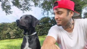 Ludo aspetta ancora il suo padrone: “Gli è stato vicino fino alla fine, adottate il cane di Andrea”