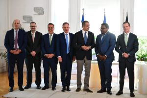 Έπεσαν οι υπογραφές με τη Meridiam για το καλώδιο Ελλάδας – Κύπρου: «Η Ελλάδα στρατηγικός ενεργειακός κόμβος της Ανατολικής Μεσογείου»